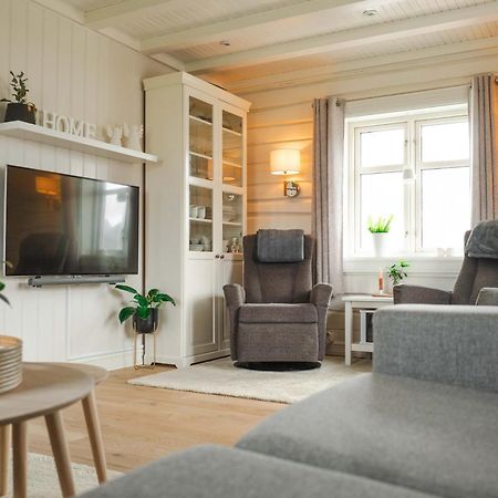 Lofoten Suite Apartments - Rostad Retro Rorbuer Reine Bagian luar foto