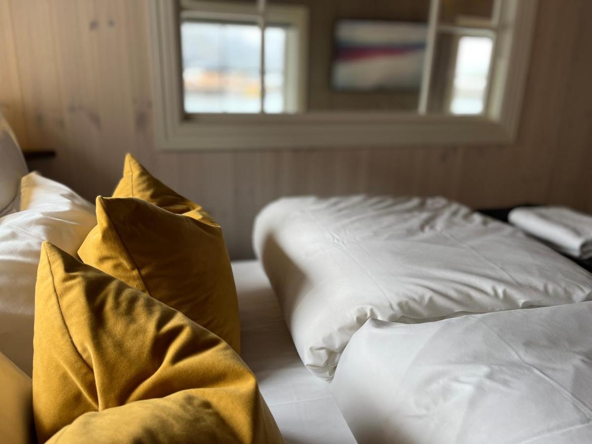 Lofoten Suite Apartments - Rostad Retro Rorbuer Reine Bagian luar foto