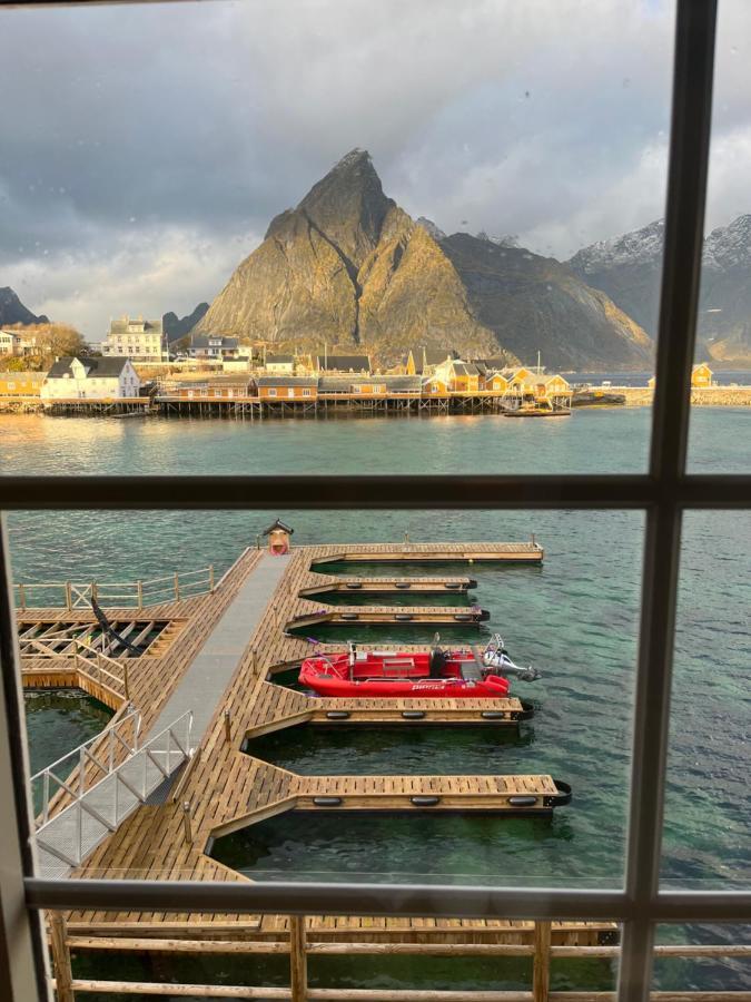 Lofoten Suite Apartments - Rostad Retro Rorbuer Reine Bagian luar foto