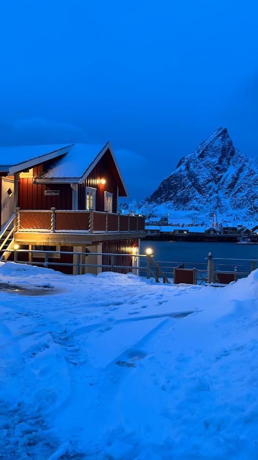 Lofoten Suite Apartments - Rostad Retro Rorbuer Reine Bagian luar foto