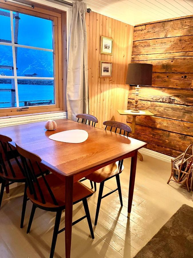 Lofoten Suite Apartments - Rostad Retro Rorbuer Reine Bagian luar foto