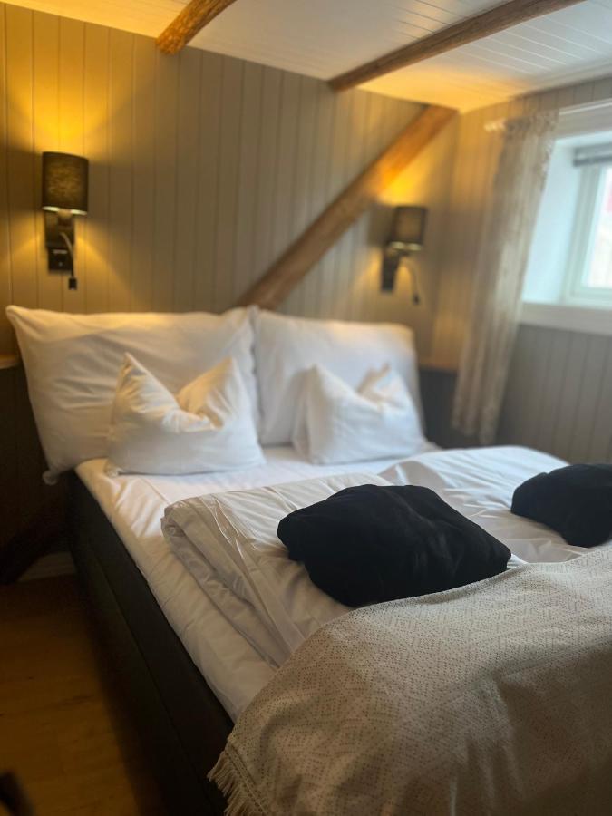 Lofoten Suite Apartments - Rostad Retro Rorbuer Reine Bagian luar foto