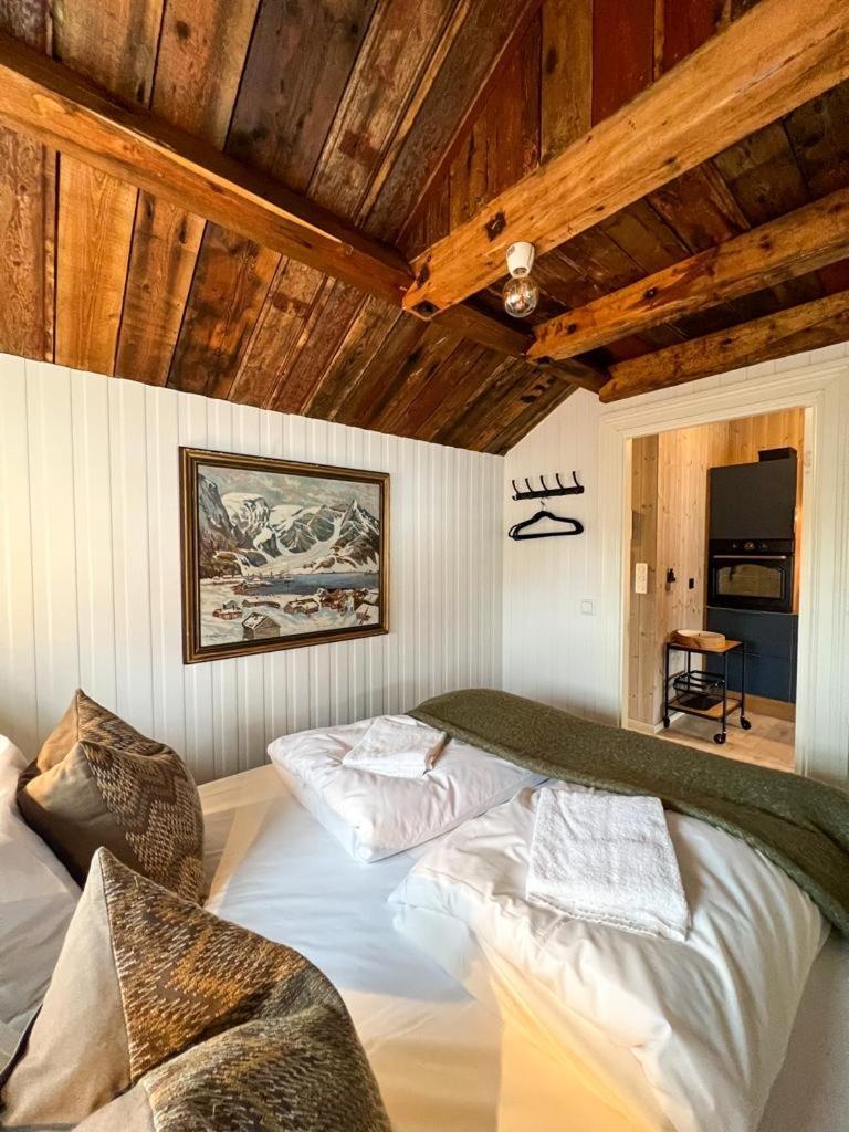 Lofoten Suite Apartments - Rostad Retro Rorbuer Reine Bagian luar foto
