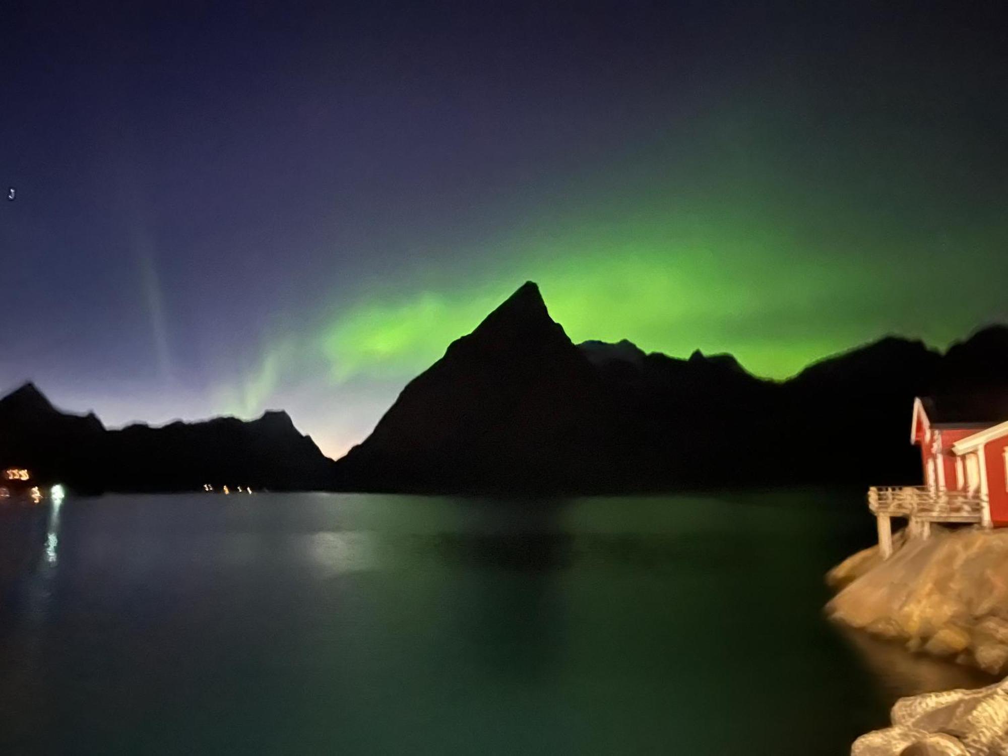 Lofoten Suite Apartments - Rostad Retro Rorbuer Reine Bagian luar foto