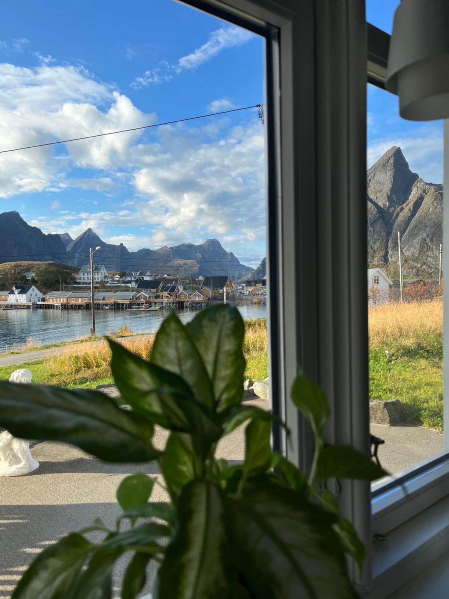 Lofoten Suite Apartments - Rostad Retro Rorbuer Reine Bagian luar foto